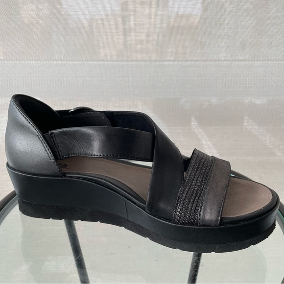 Like new Earth chunky leather wedge heel sandal. Size 7B (medium width) - Picture 4 of 10